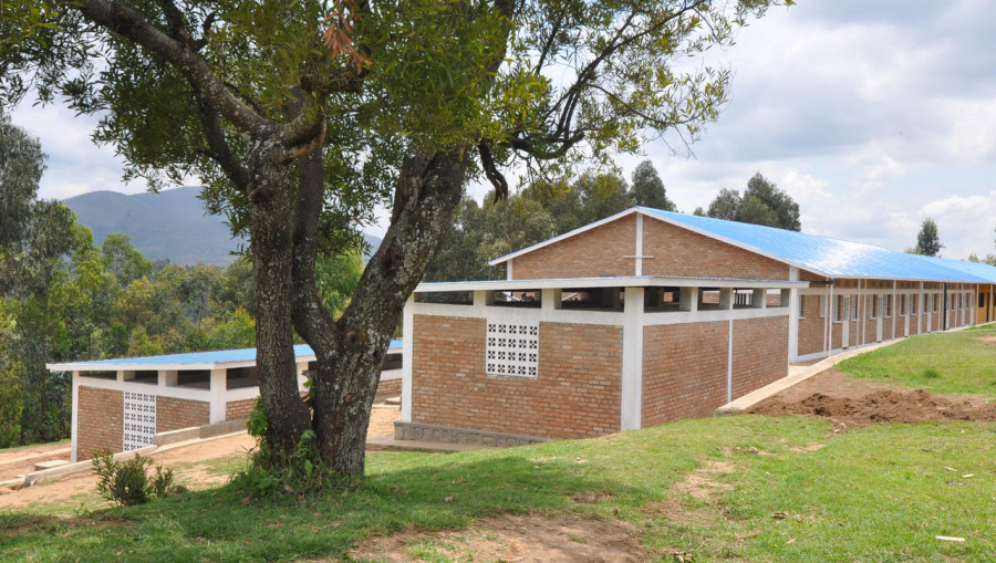 Un dormitorio maschile per la scuola secondaria a Nyamyumba
